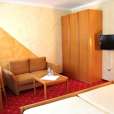 Hotel-Garni Goldener Schwan Бад-Виндсхайм Экстерьер фото