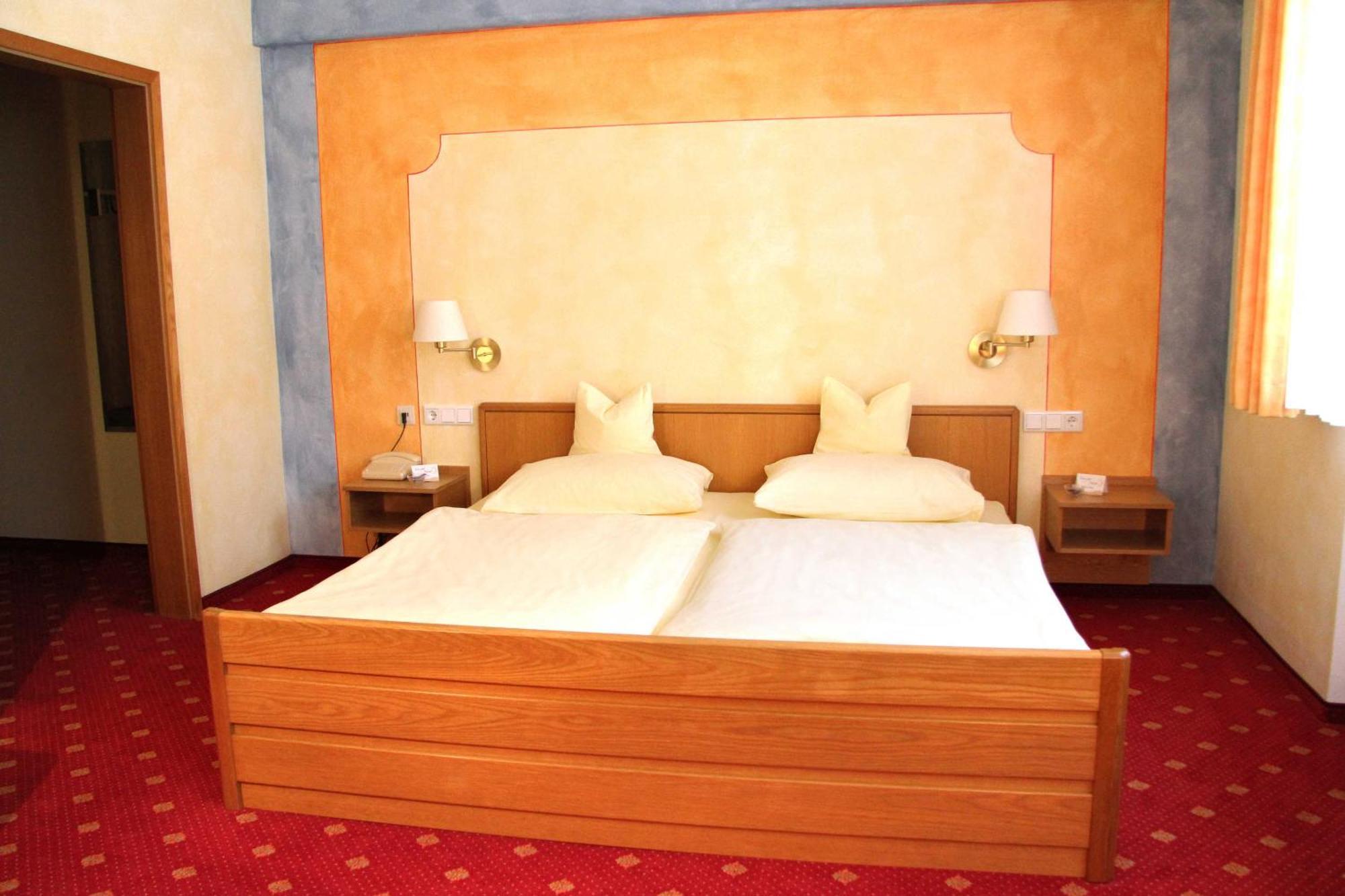 Hotel-Garni Goldener Schwan Бад-Виндсхайм Экстерьер фото