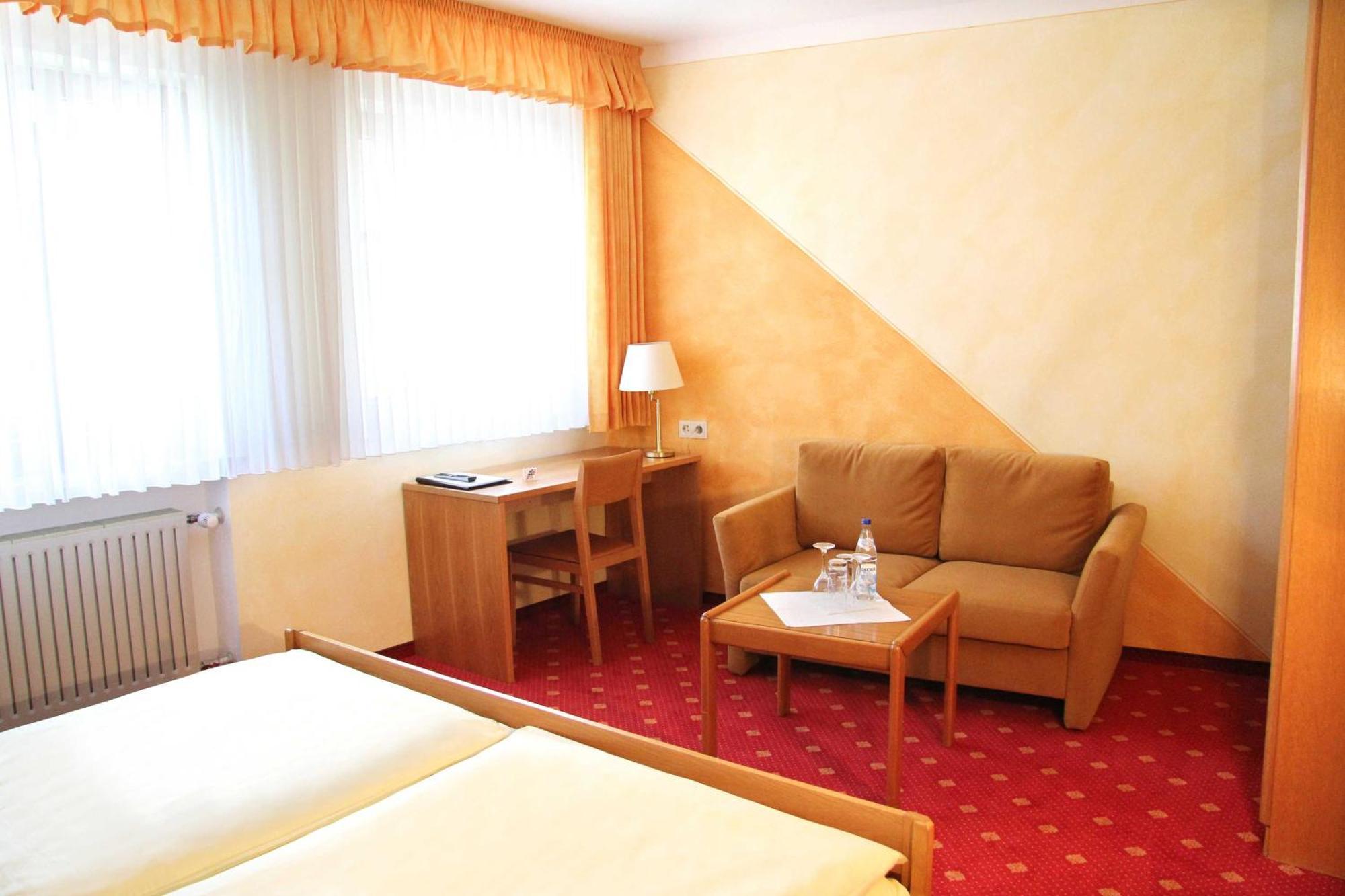 Hotel-Garni Goldener Schwan Бад-Виндсхайм Экстерьер фото
