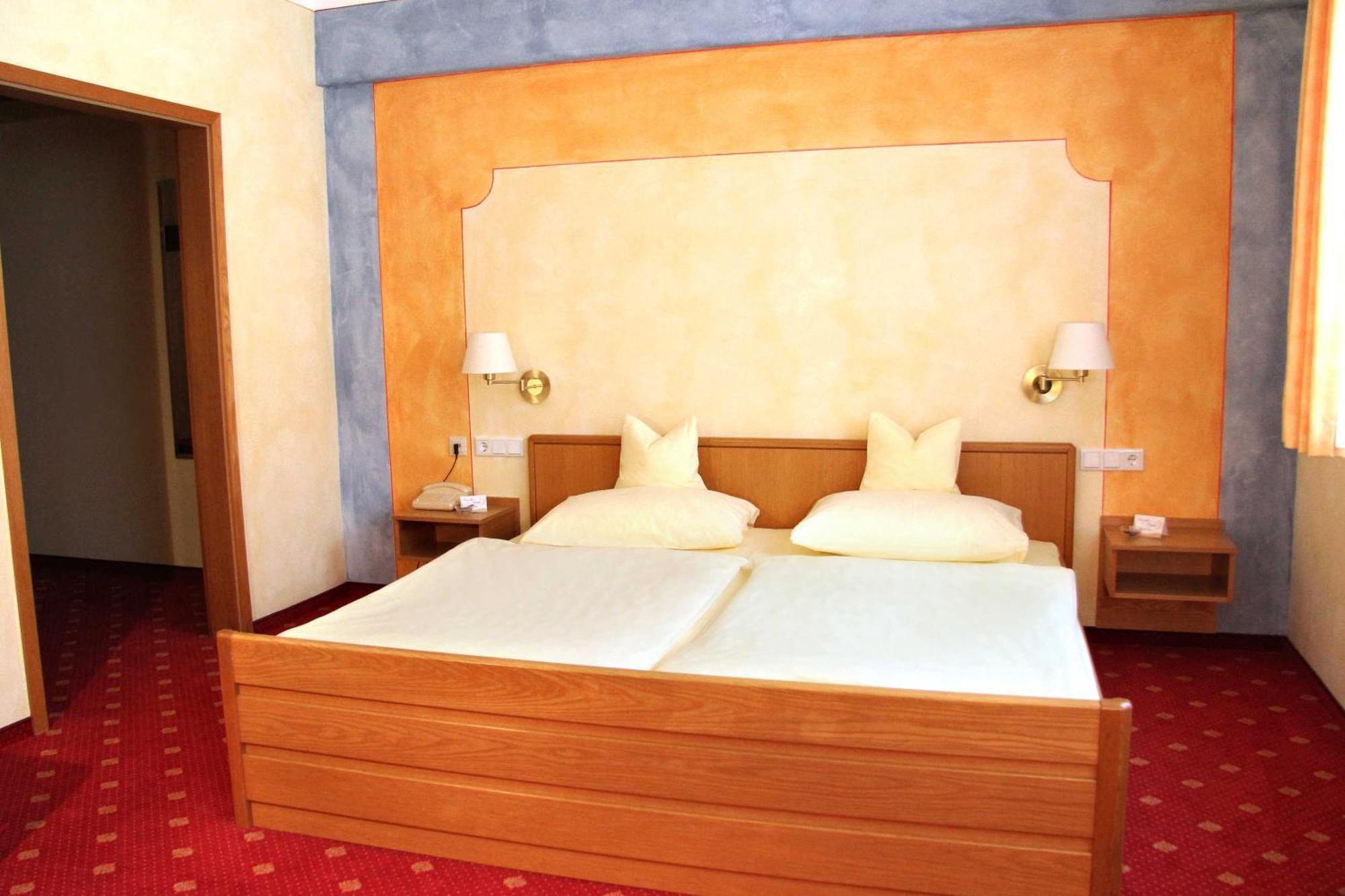 Hotel-Garni Goldener Schwan Бад-Виндсхайм Экстерьер фото