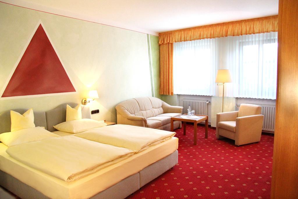 Hotel-Garni Goldener Schwan Бад-Виндсхайм Номер фото